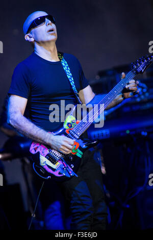 Mailand Italien. 5. Oktober 2015. Der US-amerikanische instrumental-Rock-Gitarrist JOE SATRIANI live auf der Bühne Teatro Della Luna während "The Shockwave Tour 2015" Credit führt: Rodolfo weitertransferiert/Alamy Live News Stockfoto