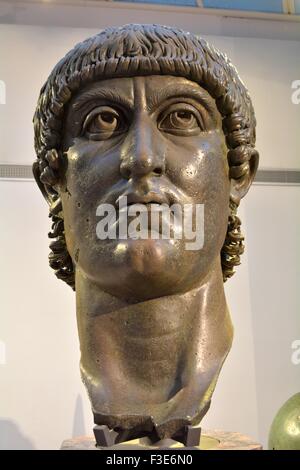 Statue des Kopfes von Constantine im Kapitolinischen Museum in Rom, Italien Stockfoto