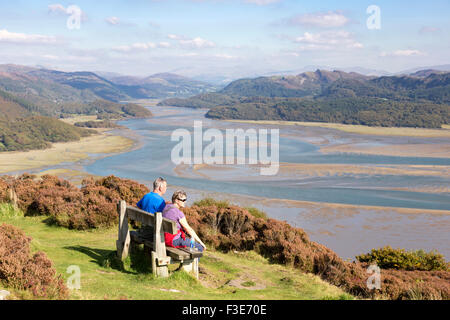 Ein Ehepaar mittleren Alters genießen Sie den Blick des Mawddach Mündung von der Panorama-Walk in der Nähe von Barmouth, Gwynedd, Nordwales, UK Stockfoto