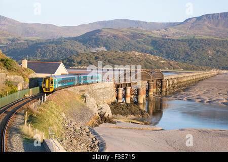 Barmouth Eisenbahn Vaduct überqueren die Fluss Mawddach Mündung in der Nähe von Barmouth, Gwynedd, Nordwales, UK Stockfoto