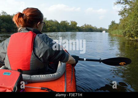 Junge Frau in erweiterte Elemente Cabrio aufblasbare Kajak an den Fluss Ant, Norfolk Broads Nationalpark Stockfoto