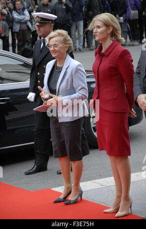 Kopenhagen, Dänemark. 6. Oktober 2015.  Dänische Parlament öffnen Sitzung Parlamente neuen Präsident M.Pia Kjaersgaard ehemaliger Führer der dänischen Volkspartei und stellvertretender Ms.helle Thorning-Svhmidt des Parlaments und ehemaliger Premierminister von Dänemark und anderen Mitgliedern dänischen Royals HMthe Königin Margrethe II. Prinz Henrik geht willkommen mit Kronprinz Frederiksen und Kronprinzessin Mary Prinz Jacohim und Marie Prinz und Prinzessin Benedikt am Christiansbborg heute am unterstützt ersten Dienstag im Monat Oktober Credit : Live-Nachrichten Francis Dean/Alamy Stockfoto