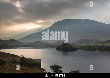 Morgendämmerung über Cregennan Seen und die fernen Cader Idris Berg, Snowdonia-Nationalpark, Gwynedd, Nordwales, UK Stockfoto