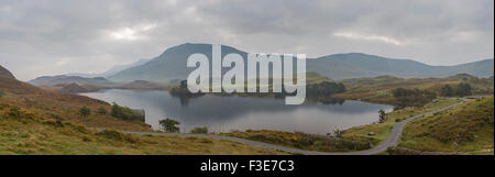 Panorama der Morgendämmerung über Cregennan Seen und die fernen Cader Idris Berg, Snowdonia-Nationalpark, Gwynedd, Nordwales, UK Stockfoto