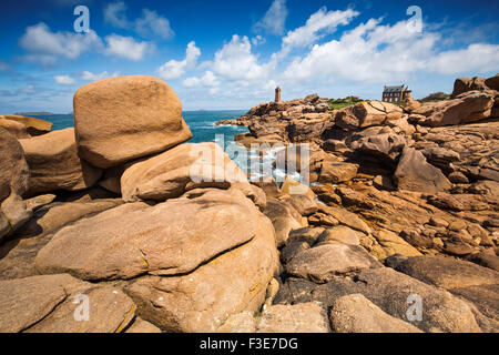 PHARE de Mean Ruz Leuchtturm Riesen Felsen an der Côte Granit rose rosa Granit Küste Ploumanac´h Perros Guirec französische Bretagne Fr Stockfoto