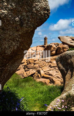 PHARE de Mean Ruz Leuchtturm riesige Felsen an der Côte Granit rose rosa Granit Küste Ploumanac´h Perros Guirec Frankreich Bretagne Stockfoto