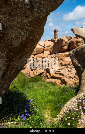 PHARE de Mean Ruz Leuchtturm Riesen Felsen an der Côte Granit rose rosa Granit Küste Ploumanac´h Perros Guirec französische Bretagne Fr Stockfoto