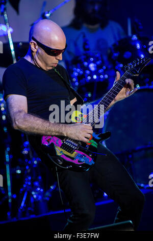 Mailand Italien. 5. Oktober 2015. Der US-amerikanische instrumental-Rock-Gitarrist JOE SATRIANI live auf der Bühne Teatro Della Luna während "The Shockwave Tour 2015" Credit führt: Rodolfo weitertransferiert/Alamy Live News Stockfoto