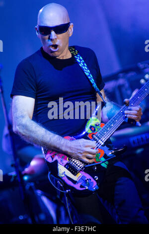 Mailand Italien. 5. Oktober 2015. Der US-amerikanische instrumental-Rock-Gitarrist JOE SATRIANI live auf der Bühne Teatro Della Luna während "The Shockwave Tour 2015" Credit führt: Rodolfo weitertransferiert/Alamy Live News Stockfoto