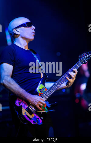 Mailand Italien. 5. Oktober 2015. Der US-amerikanische instrumental-Rock-Gitarrist JOE SATRIANI live auf der Bühne Teatro Della Luna während "The Shockwave Tour 2015" Credit führt: Rodolfo weitertransferiert/Alamy Live News Stockfoto