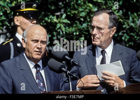 Washington, DC. 24.09.1990 liefert Präsident George H.W. Bush Bemerkungen bei der Einfahrt auf dem South Lawn des weißen Hauses nach einem Treffen mit Präsident f.w. de Klerk in Südafrika.  Die Treffen im Weißen Haus, die mehr als zwei Stunden dauerte, war der erste ein solcher Austausch zwischen einem südafrikanischen Leiter und ein amerikanischer Präsident seit 1945. Stockfoto