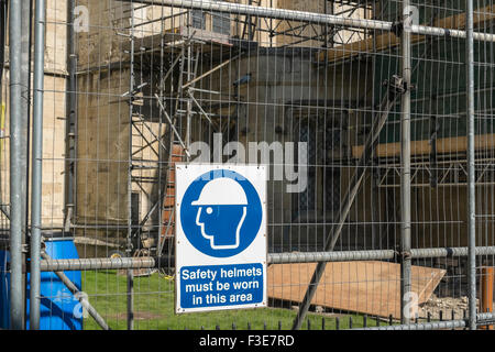 Arbeitshelm Sicherheitshinweis auf einer Baustelle. Stockfoto