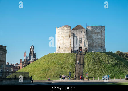 Eingang zum Cliffords Turm, der mittelalterliche Bergfried der Norman Castle, York, North Yorkshire, England UK Stockfoto