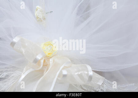 Elegante Hochzeitsbevorzugungen dekoriert mit künstlichen Blumen Stockfoto