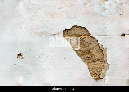 Bohrung in Gips der weißen Wand Stockfoto