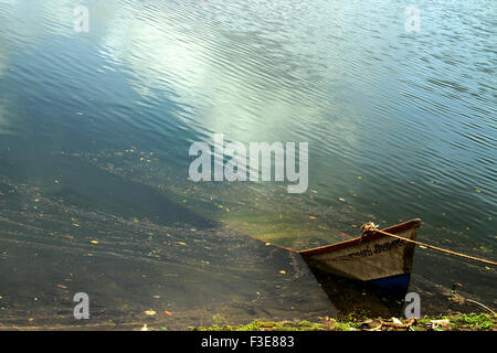Altes Boot im Wasser versenkt Stockfoto