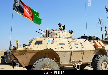 Kunduz. 6. Oktober 2015. Ein afghanischer Soldat sitzt auf der Oberseite ein Militärfahrzeug in Kunduz Provinz von Afghanistan, 6. Oktober 2015. Afghanische Sicherheitskräfte nach fünf Tagen erbitterter Kämpfe in der Lage waren an die Straße zwischen Baghlan nach Kunduz-Stadt wieder zu öffnen und es Verstärkung geschickt, um Regierungspositionen gegen Taliban-Kämpfer zu stärken, teilte die Polizei mit. Bildnachweis: Ajmal/Xinhua/Alamy Live-Nachrichten Stockfoto