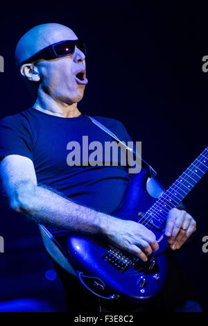 Mailand Italien. 5. Oktober 2015. Der US-amerikanische instrumental-Rock-Gitarrist JOE SATRIANI live auf der Bühne Teatro Della Luna während "The Shockwave Tour 2015" Credit führt: Rodolfo weitertransferiert/Alamy Live News Stockfoto