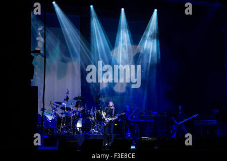 Mailand Italien. 5. Oktober 2015. Der US-amerikanische instrumental-Rock-Gitarrist JOE SATRIANI live auf der Bühne Teatro Della Luna während "The Shockwave Tour 2015" Credit führt: Rodolfo weitertransferiert/Alamy Live News Stockfoto