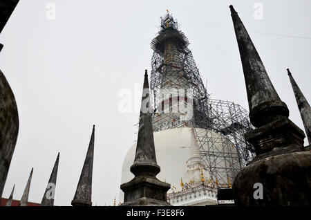 Renovieren Sie Chedi des Wat Phra Mahathat Woramahawihan am Ratchadamnoen Straße, Tambon Nai Mueang, Amphoe Mueang, Nakhon Si Thammarat T Stockfoto