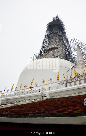 Renovieren Sie Chedi des Wat Phra Mahathat Woramahawihan am Ratchadamnoen Straße, Tambon Nai Mueang, Amphoe Mueang, Nakhon Si Thammarat T Stockfoto