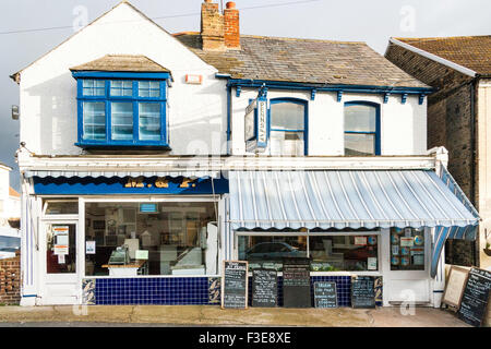 Englisch Typische freistehende Gebäude aus dem 19. Jahrhundert als nass Fish Shop, Fish monger verwendet. Vorderen Stoßfänger, blau und weiß, double Shop windwos und Eingang. Stockfoto
