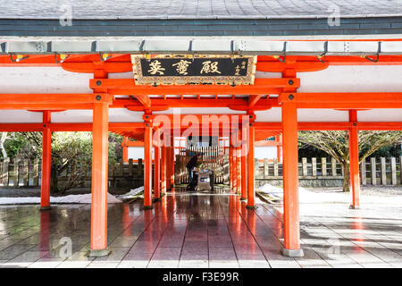 Japan, Koyasan Friedhof. Eingang zu öffnen vermillion Shinto Schrein für den Zweiten Weltkrieg Japanischen tot. Winter mit Schnee. Stockfoto