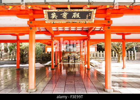 Japan, Koyasan Friedhof. Eingang zu öffnen vermillion Shinto Schrein für den Zweiten Weltkrieg Japanischen tot. Winter mit Schnee. Stockfoto