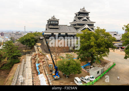 Die honmaru in Kumamoto schloss vor dem Erdbeben Schäden 2016. Bauarbeiten an der Wand, die von der verborgenen Uto yagura zu den wichtigsten Standard halten. Stockfoto