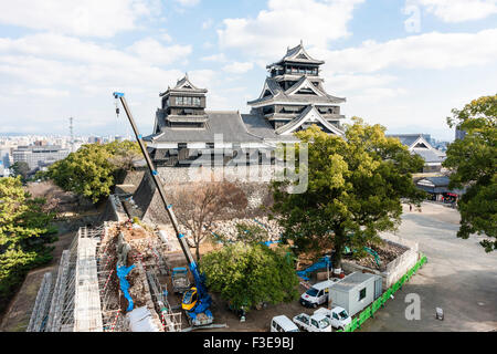 Die honmaru in Kumamoto schloss vor dem Erdbeben Schäden 2016. Bauarbeiten an der Wand, die von der verborgenen Uto yagura zu den wichtigsten Standard halten. Stockfoto