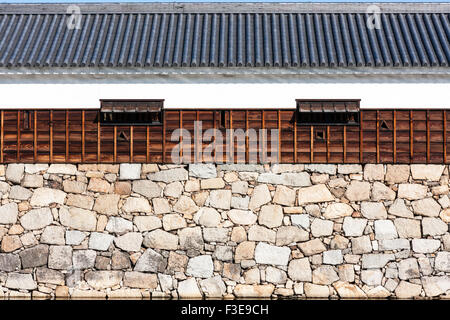 Hiroshima Castle. Schießen Löcher in Form von Fensterläden auf der langen Revolver, Tamon yagura Bewachung der inneren Burggraben. Ishigaki Steinmauer. Stockfoto