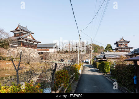 Japan, Yamato Koriyama japanische Burg. Zufahrt und Wassergraben führt zu den wichtigsten yaguramon Gateway mit zwei verteidigende Yagura, Türmchen. Winter. Stockfoto