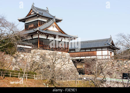 Japan, Yamato-Koriyama schloss. Otemon Torhaus, yaguramon, Tor mit Revolver, watariyagura Stil, mit Ote Mukai Revolver gegenüber. Blauer Himmel, Sonnenschein. Stockfoto