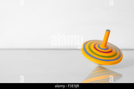 Whirligig in Bewegung auf weißen Tisch Stockfoto