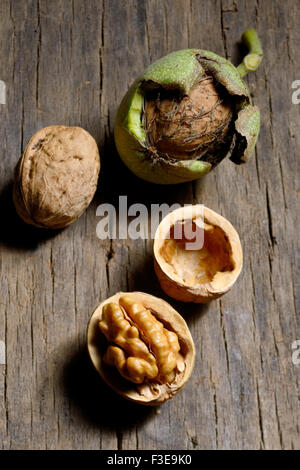 Walnüsse auf rustikalen alten Holztisch Stockfoto