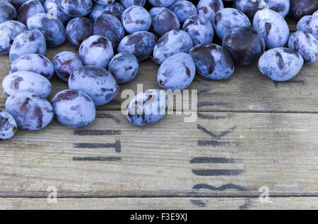 Reife Pflaumen auf rustikalen Hintergrund Stockfoto