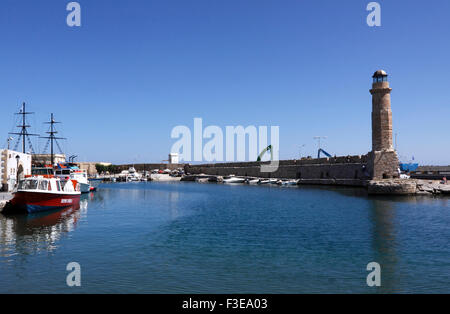 DER EINGANG IN DEN VENEZIANISCHEN HAFEN VON RETHYMNON AUF DER GRIECHISCHEN INSEL KRETA. Stockfoto