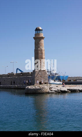 DER EINGANG IN DEN VENEZIANISCHEN HAFEN VON RETHYMNON AUF DER GRIECHISCHEN INSEL KRETA. Stockfoto