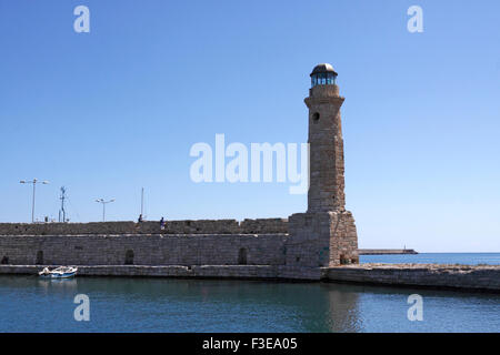 DER EINGANG IN DEN VENEZIANISCHEN HAFEN VON RETHYMNON AUF DER GRIECHISCHEN INSEL KRETA. Stockfoto