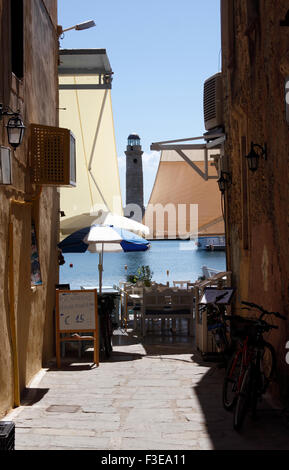 RETHYMNON BACKSTREET AM VENEZIANISCHEN HAFEN. KRETA. Stockfoto