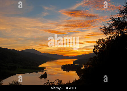 Die Herbst-Sonnenuntergang über Loch Tummel, die Königin Blick. in der Nähe von Killiekrankie. Perthshire.   SCO 10.086. Stockfoto