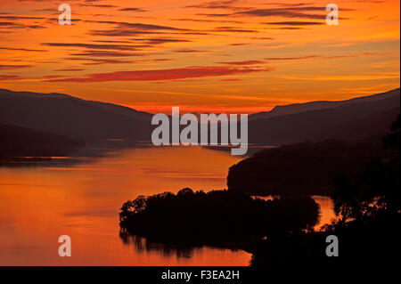 Die Herbst-Sonnenuntergang über Loch Tummel, die Königin Blick. in der Nähe von Killiekrankie. Perthshire.  10.093. Stockfoto