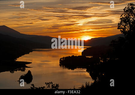 Die Herbst-Sonnenuntergang über Loch Tummel, die Königin Blick. in der Nähe von Killiecrankie. Perthshire.  SCO 10.095. Stockfoto