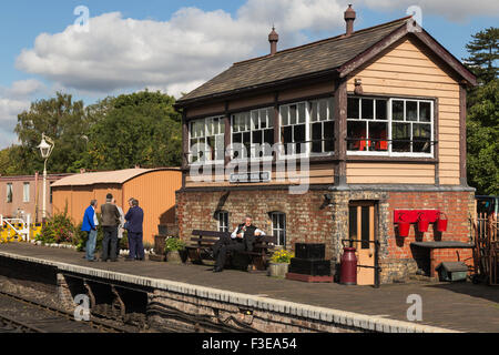 Stellwerk an Bridgnorth Bahnhof Severn Valley Railway mit freiwilligen Helfern im Bild Stockfoto