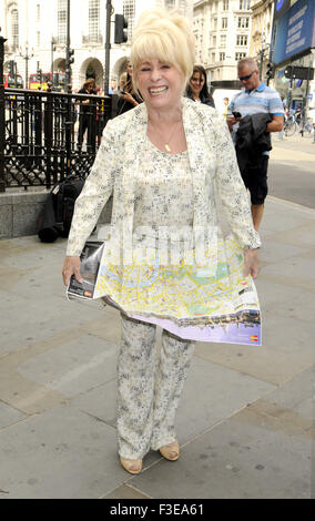 Barbara Windsor MBE tritt Team London Botschafter, Besucher aus der ganzen Welt nach London am Piccadilly Circus, London Featuring begrüßen zu dürfen: Barbara Windsor wo: London, Vereinigtes Königreich bei: 5. August 2015 Stockfoto