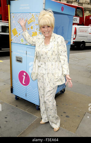 Barbara Windsor MBE tritt Team London Botschafter, Besucher aus der ganzen Welt nach London am Piccadilly Circus, London Featuring begrüßen zu dürfen: Barbara Windsor wo: London, Vereinigtes Königreich bei: 5. August 2015 Stockfoto