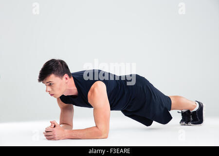 Porträt eines Sport Ellbogen Plank Übungen isoliert auf weißem Hintergrund Stockfoto