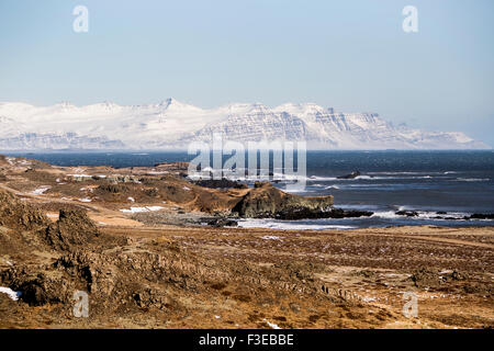 Osten Fjorden in Island mit schneebedeckten Vulkanen im Hintergrund Stockfoto