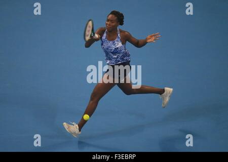 Peking, China. 6. Oktober 2015. Venus Williams von der United Statesreturns den Ball in die Frauen Singles zweiten Vorrundenspiel der China Open Tennisturnier gegen Ana Ivanovic Serbiens im National Tennis Center in Peking, Hauptstadt von China, 6. Oktober 2015. Ivanovic gewann 2: 0. Bildnachweis: Xing Guangli/Xinhua/Alamy Live-Nachrichten Stockfoto