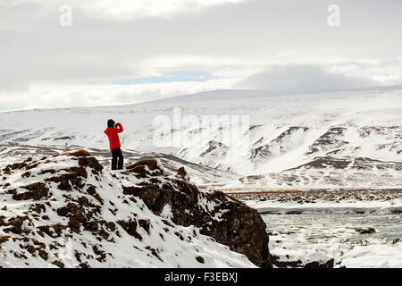 Wanderer am Gipfel der Wasserfall Godafoss in Island Stockfoto